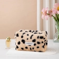 Beauty case in peluche leopardato con etichetta Love Youth su sfondo rosa - Bianco Sporco