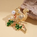 Exquisito broche de ardilla con perlas y cristales en una rama dorada elegante - Dorado