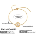 Detailsicht des verstellbaren Edelstahl-Kordelarmbands mit Muschel-Mondsichel-Anhänger - Gold