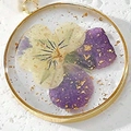 Pendentif rond en résine avec fleurs séchées violettes et feuille d'or - Pensée