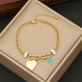 Vue détaillée d'un bracelet doré à maillons en U avec cœurs et cristaux sur coffret - Style Double Cœur Cyan (5#)