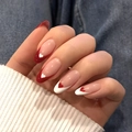 Unghie finte a mandorla French con cuori 3D rossi e bianchi su una mano di modella - Stile Francese Cuore Rosso (Tipo Colla) (Y-467)