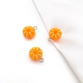 Tre ciondoli a mandarino in acrilico arancione con anelli d'argento per gioielli DIY - 13x17mm / Spicchio di Arancia Sbucciato