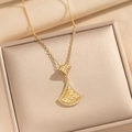 Elegante collana dorata a forma di ventaglio con ciondolo a rombi e diamanti incastonati - Collana con Pendente a Ventaglio / Oro