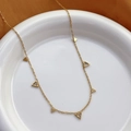 Collana in acciaio al titanio dorato con pendenti a triangolo e dettagli in zircone lucido - Triangolo in Zirconia Bianca / Oro