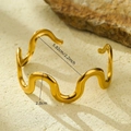 Detalle del brazalete ondulado chapado en oro de 18K con medidas de 5,82cm y 2,0cm - Bangle / Dorado