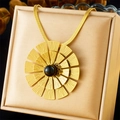 Collana a girasole in acciaio al titanio dorato con perla nera in scatola regalo - Collana con zircone nero (N3090)