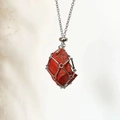 Pendentif en agate rouge dans une cage en métal argenté avec chaîne fine minimaliste - Jaspe Rouge