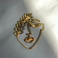 Dettaglio cake topper viso di donna astratto in acrilico dorato, decoro minimal. - Piccolo Oro 7