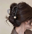 Élégante pince à cheveux cœur en acrylique noir avec une grande perle grise pour femmes - Style décor perle unique cœur croisé