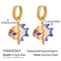Farbenfrohe Fisch-Ohrringe aus goldenem Edelstahl mit Emaille-Malerei im Set - Orange Blau Weiß Gestreifter Fisch Stil (YYE025234-F)