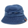 Détail d'un chapeau bob en denim bleu foncé avec texture usée et étiquette en cuir - M(56-58cm) / Bleu