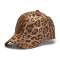 Detailansicht der metallischen Leoparden-Struktur und Nähte der Baseballkappe - Einheitsgröße / Khaki