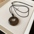 Détail d'un pendentif vintage en résine marron avec textures sablées dorées et cordon - 1# Noir Marron