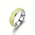Détail d'une bague en acier inoxydable argenté avec incrustation lumineuse vert-jaune - US 7 / Vert Clair