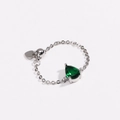 Dettaglio anello regolabile con pietra a goccia verde e ciondolo a cuore in finitura argento - Regolabile a Scomparsa / Goccia d'acqua verde - Oro Bianco