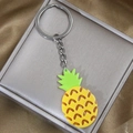 Porte-clés chic en forme d'ananas en acrylique avec anneau métallique sur soie - Ananas
