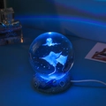 Kristallen bol nachtlampje met astronautenbasis en 3D-gravure van rog en planeten - Manta Rog-6cm Bal