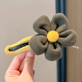 Barrette à cheveux fleur en peluche vert foncé avec centre jaune sur pince à bec de canard - Pince Croco Peluche / Vert Foncé