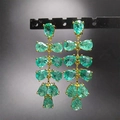 Eleganti orecchini a goccia color smeraldo con montatura in oro e design simmetrico - Verde e Oro