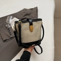 Borsa a secchiello in tela beige con finiture in pelle nera e tracolla regolabile - Bianco & Nero (Senza Pendente)