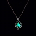 Détail du collier médaillon lotus argenté avec perle luminescente verte dans le noir - Vert