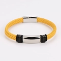 Detail eines hellgelben geflochtenen Lederarmbands mit einem silbernen Edelstahl Magnetverschluss - Silberner Spiegel Metallplatte/Gelbes Geflochtenes Seil / Gelb