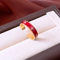Detail van 18k vergulde ring met rood email en bloemmotief met zirkonia steentjes - Rode Emaille Vergulde Ring