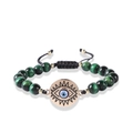 Detalle de cuentas de ojo de tigre verde y dije de ojo turco dorado en pulsera - Ojo de Tigre Verde Mal de Ojo / Verde