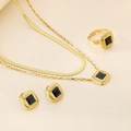 Details eines goldenen Schmucksets mit schwarzen quadratischen Steinen und Schlangenketten - Quadratischer Schwarzer Edelstein-Stil (KS220704-LX)