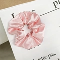Elegante elastico scrunchie oversize in raso rosa con lucentezza perlata per capelli - Rosa Satinato