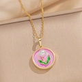 Collana dorata stile vintage francese con ciondolo fiore in smalto rosa e perla - Polvere A24