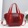 Sac à main rouge élégant à motif crocodile avec garniture dorée et bandoulière amovible - Rouge
