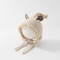Detail van beige gebreide babymuts met kanten rand en oortjes met stippenpatroon - 48cm (6-20 Maanden) / Off-wit