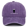 Detail einer Vintage-gewaschenen lila Baumwollkappe mit Vitamin G Bestickung vorne - Lila