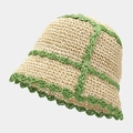 Detalle de sombrero de paja beige con rayas onduladas verdes y tejido artesanal fino - M (56-58cm) / Beige y Verde