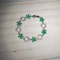 Elegantes Silber-Blumenarmband mit grünen Zirkonia-Steinen und Kristallakzenten - Silberne Grüne Blume