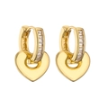 Orecchini a cuore placcati in oro con zirconi cubici su sfondo bianco pulito - Orecchini Pendenti a Cuore in Zircone Oro