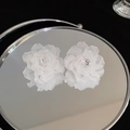 Orecchini a fiore con petali bianchi opachi e centro di perle su uno specchio - Fiore Opaco Bianco (17# Ago d'Argento-Fiore Bianco)