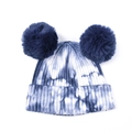 Bonnet en tricot tie-dye bleu et blanc avec deux grands pompons sur le dessus - Bleu
