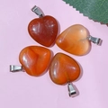 Pendentif cœur en pierre naturelle orange avec fermoir métallique sur fond rose - 38-Agate Rouge