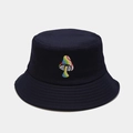 Dettaglio del ricamo a fungo colorato su un cappello alla pescatora in cotone blu scuro - 56-58cm / Fungo da Sogno Blu Marino