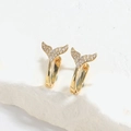 Exquisite goldene Walflossen-Ohrstecker mit funkelnden weißen Zirkonia-Steinen besetzt - Fischschwanz