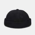 Vista detallada de un gorro miki de algodón negro con borde enrollado y estilo retro de trabajo - Ajustable / Negro