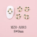 Makro-Detail von Nagelschmuck aus Weihnachts-Legierung mit grünen Steinen und Perlen - Goldbasis Grüner Strass Kranz Stil(AH83) / 8*9mm