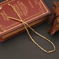 Dettaglio di una collana a sfere quadrate dorate minimalista con chiusura a moschettone - Stile Maglia Quadrata (5#)