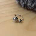 Minimalistische zilveren stalen open ring met gepolijste bollen op houten oppervlak - Horizontale Dubbele Bol-Roestvrij Staal