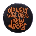 Spilla rotonda in latta nera con citazione arancione 'OLD WAYS' ispiratrice - OLD WAYS WONT OPEN
