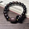 Bracelet en bois de santal brun foncé avec perle baril sculptée et anneaux dorés - Ébène Bague Ancienne avec Perle à Motifs 10x11mm