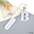 Detailansicht des 13,5 cm Buchstaben-B-Schlüsselanhängers mit Marmormuster und Maßen - Weißer Marmor Buchstabe B (K4299)